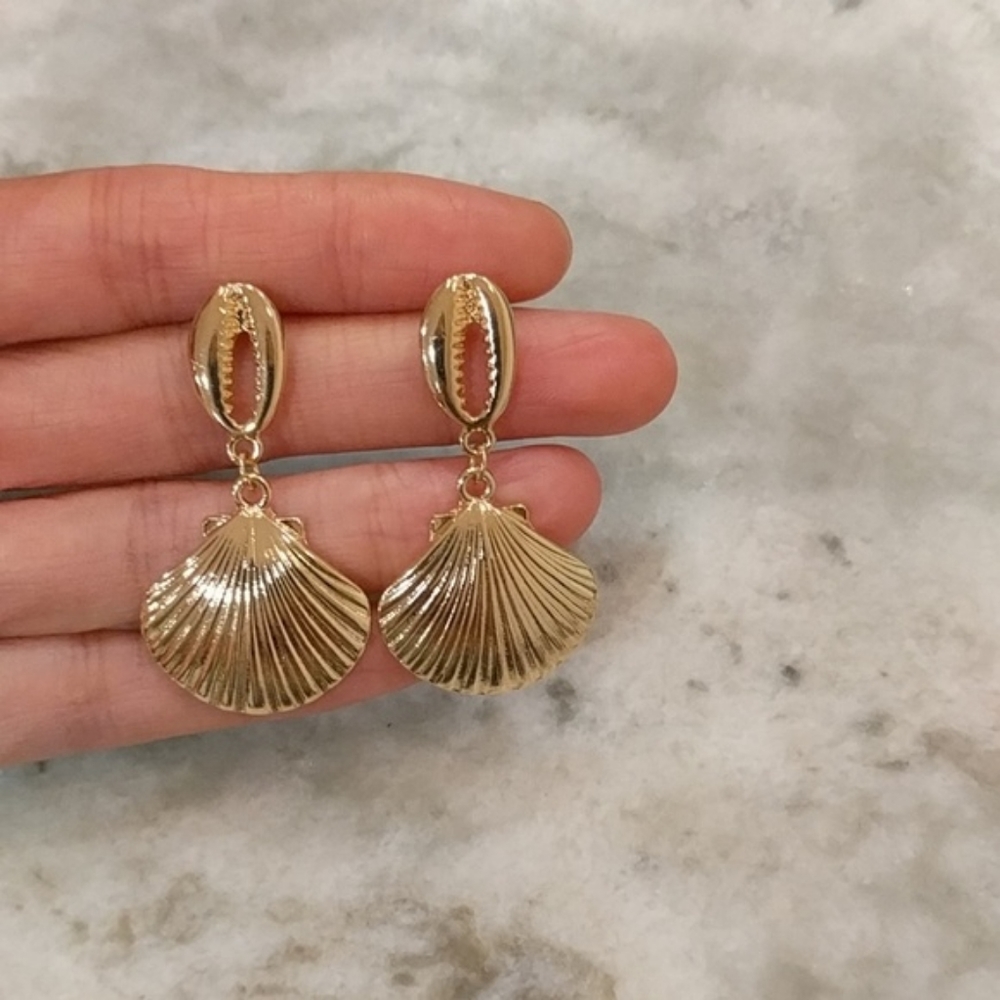14K Gold Plated Clam Sea Shell Drop Earrings - Picture 2 of 6